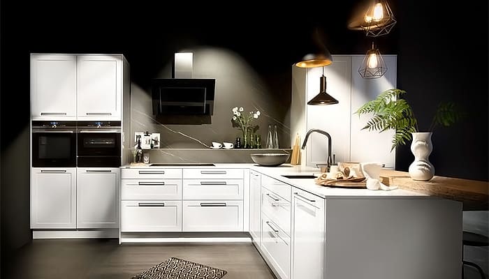 rénovation de cuisine meubles blancs élcairage LED